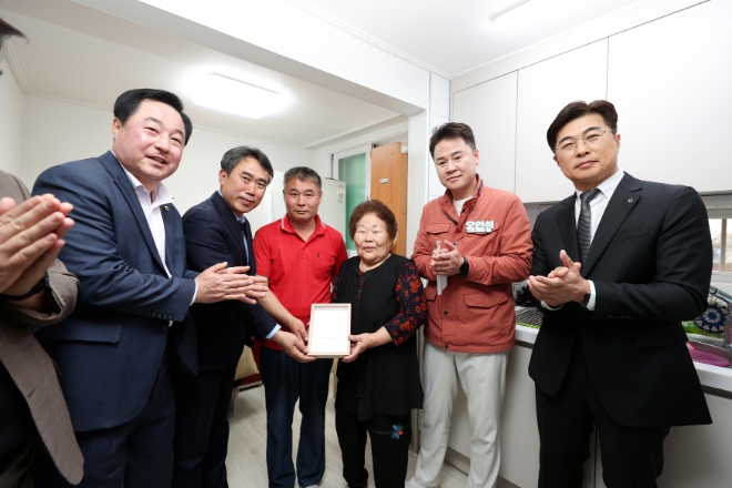 대우건설은 지난 2일 서울특별시, 한국해비타트와 주거안전 취약계층의 주거환경 개선 민관협력사업(안심동행주택) 9호의 완공을 축하하는 자리를 가졌다고 3일 밝혔다. 사진은 서울시, 한국해비타트, 도봉구청, 대우건설 관계자들이 완공 기념 촬영을 진행하고 있는 모습. (사진 = 대우건설 제공)