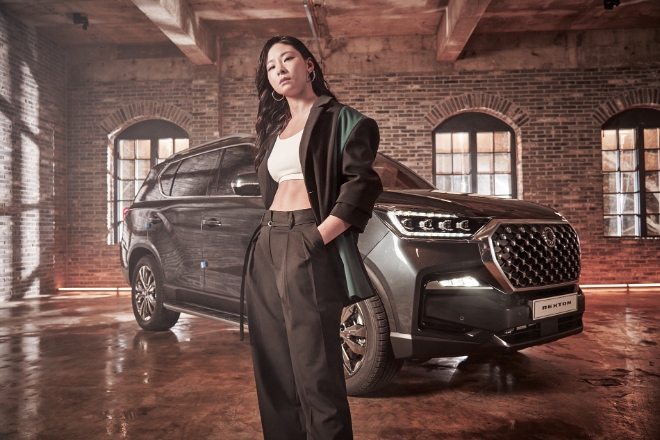 KG모빌리티는 대형 SUV 렉스턴과 픽업트럭 렉스턴 스포츠&칸 등 렉스턴 브랜드가 또 한번의 진화를 통해 정통 SUV의 가치를 담아 품격을 높여 렉스턴 뉴 아레나와 렉스턴 스포츠&칸 쿨멘으로 새롭게 선보인다고 3일 밝혔다. 사진은 렉스턴 뉴 아레나와 레슬링 국가대표 장은실 선수의 모습. (사진 =  KG모빌리티 제공)