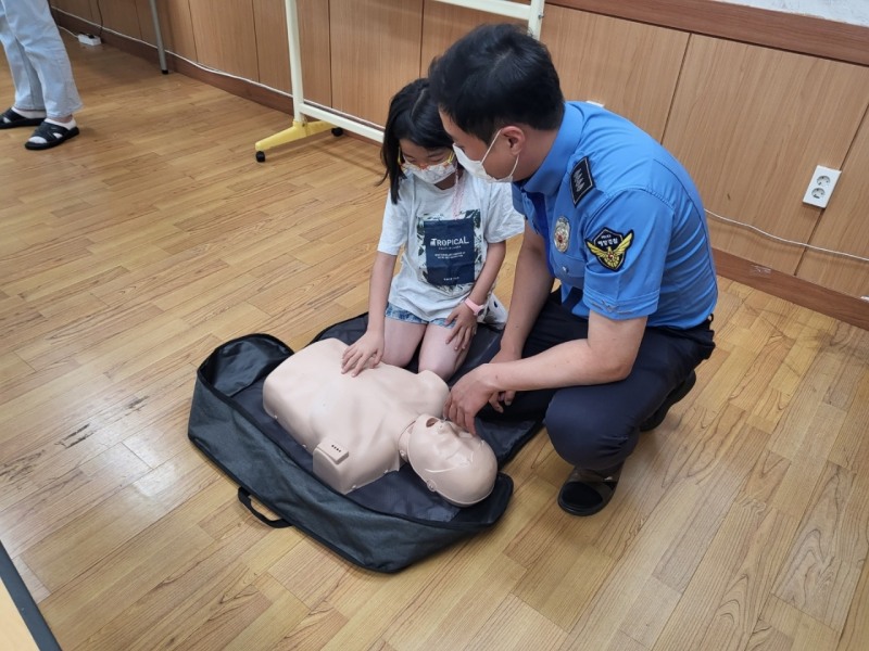 심폐소생술을 교육 (사진제공 = 여수해양경찰)