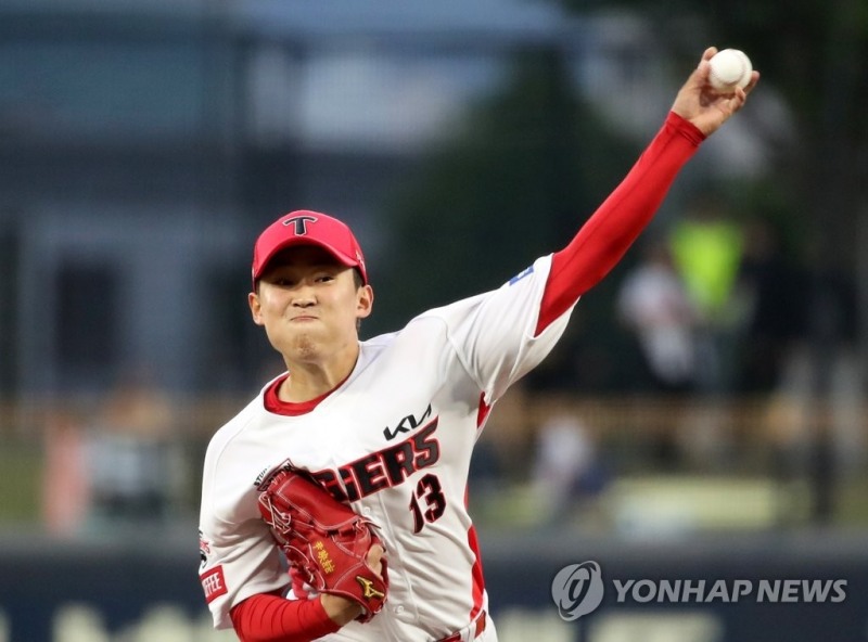 (광주=연합뉴스) 3일 광주기아챔피언스필드에서 열린 프로야구 롯데 자이언츠와 KIA 타이거즈의 경기에서 KIA 선발투수 윤영철이 3회에 투구하고 있다.