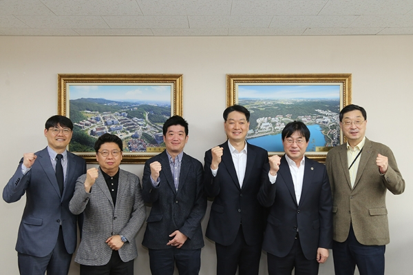 왼쪽부터 한규동 미래융합연구원장, 강정원 죽전교무처장, 윤희철 교수, 김원호 교수, 장세원 교학부총장, 김오영 산학 및 대외부총장 (사진제공=단국대)