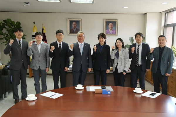 왼쪽부터 한규동 미래융합연구원장, 백성호 교수, 백용훈 교수, 박승환 천안부총장, 변재희 교수, 유혜진 교수, 이진욱 교수, 허승욱 천안교무처장 (사진제공=단국대)