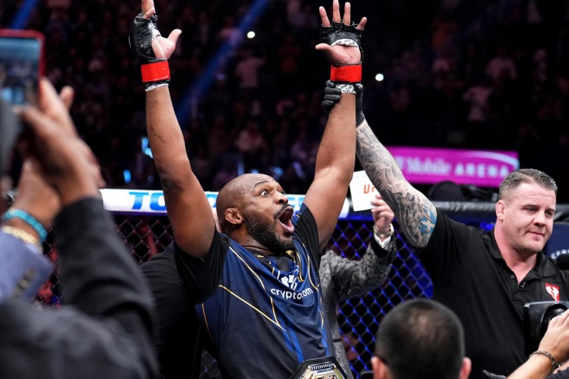 라이트 헤비급에 이어 헤비급까지 정복한 후 환호하는 존 존스(사진=UFC)