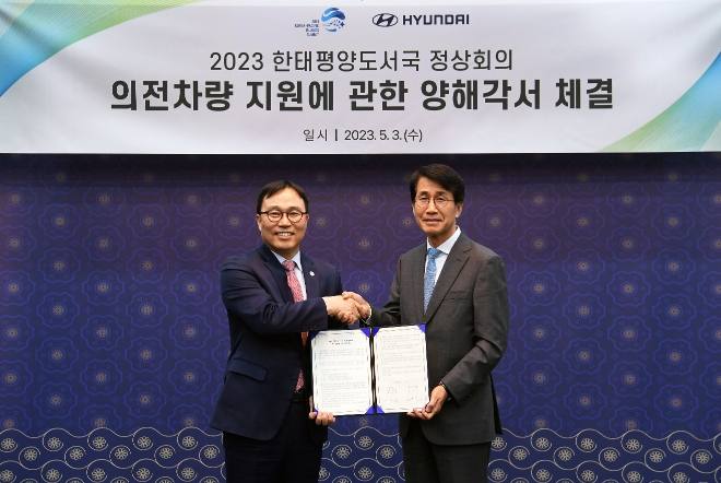 현대차그룹은 지난 3일 오후 서울 종로구 정부서울청사 별관 외교부에서 한-태평양도서국 정상회의 준비기획단과 ‘2023 한-태평양도서국 정상회의’의 성공적 개최를 위한 공식 의전 차량 지원 협약을 체결하고 상호 협력키로 했다고 4일 밝혔다. 사진은 3일 오후 서울 종로구 정부서울청사 별관 외교부에서 (왼쪽부터) 최영삼 한-태평양도서국 정상회의 준비기획단장(외교부 차관보)과 김동욱 현대차그룹 부사장이 ‘2023 한-태평양도서국 정상회의’의 성공적 개최를 위한 공식 의전 차량 지원 협약을 체결하고 기념 촬영을 하고 있는 모습. (사진 = 현대자동차그룹 제공)