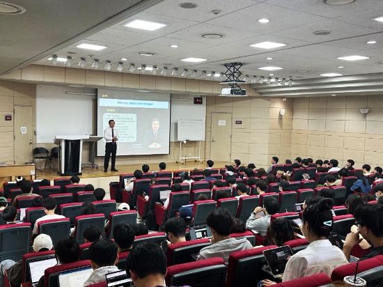 포스코와이드 김정수 대표가 고려대 환경생태공학부 학생들 대상으로 특강을 실시하고 있다. / 제공:포스코와이드