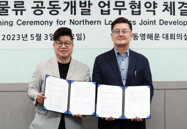 3일 서울 중구 동영해운 본사 대회의실에서 열린 업무협약 체결식에서 강병구 CJ대한통운 글로벌 부문장(왼쪽)과 백승교 동영해운 대표이사가 기념사진을 촬영하고 있다. / 제공:CJ대한통운