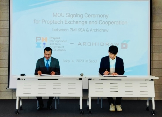 업무협약식에 참여한 PMI KSA 바드르 버르세이드 대표(왼쪽)와 아키드로우 이주성 대표