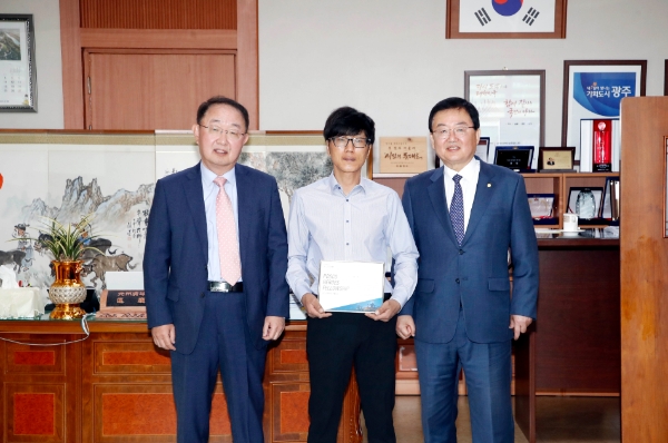 포스코청암재단이 이철 포스코히어로즈에게 상패와 자녀 장학금을 전달하고 있다. (왼쪽부터) 오동호 상임이사, 이철 히어로즈, 문인 광주북구청장 / 제공:포스코청암재단