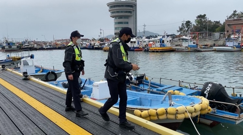 서망항에서 안전순찰 (사진제공 = 목포해양경찰)