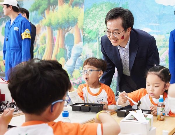 4일 오후 도담소에서 김동연 경기도지사가 도담소 어린이날 기념 초청 행사에서 어린이들과 만남을 가지고 있다. / 사진 = 경기도뉴스포털