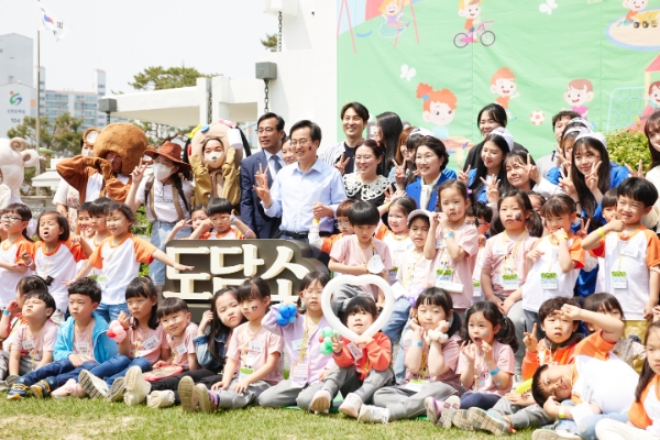 4일 오후 도담소에서 김동연 경기도지사, 정우영 사모, 어린이, 어린이 학부모 등이 도담소 어린이날 기념 초청 행사에서 기념촬영을 하고 있다.