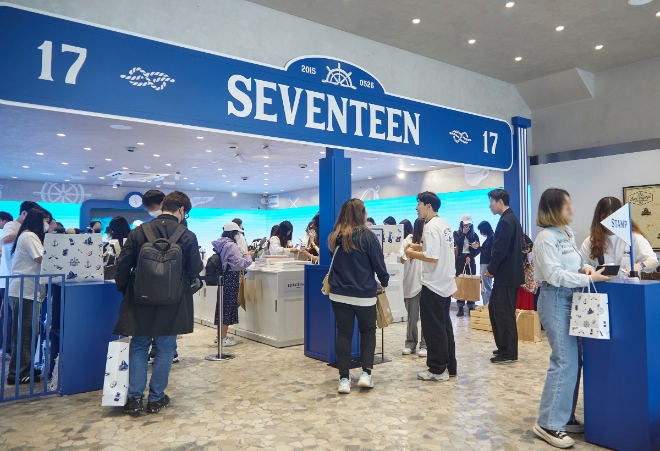 LG유플러스는 이달 4일부터 28일까지 MZ 취향 커뮤니티 ‘일상비일상의틈byU+’에서 그룹 '세븐틴'의 데뷔 8주년 기념 '세븐틴 카페 인 서울(SEVENTEEN CAFE in Seoul)'을 개최한다.‘세븐틴 카페 인 서울(SEVENTEEN CAFÉ in Seoul)’ 1층 ‘머치 샵(MERCH.SHOP)’ / 사진 = LG유플러스 제공