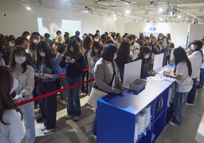 온라인에서 미리 주문한 상품을 찾아갈 수 있는 ‘세븐틴 카페 인 서울(SEVENTEEN CAFÉ in Seoul)’ 지하1층 ‘위버스샵 현장 수령’ 공간