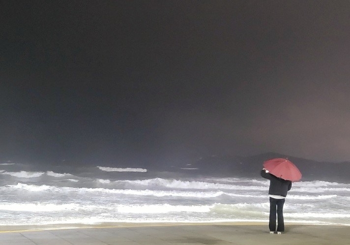 지난 5일 저녁 호우주의보와 강풍주의보가 내려진 부산 해운대 해수욕장 앞 바다의 물결이 거세지고 있다.