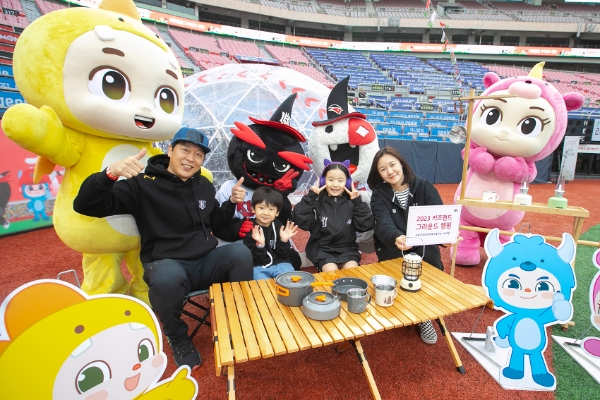 KT 고객들이 수원 KT위즈파크에서 키즈랜드 그라운드 캠핑을 즐기는 모습. / 제공:KT