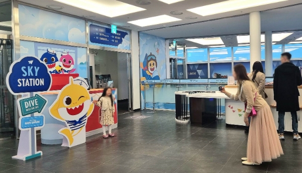 부산엑스더스카이 100층 하늘정거장 포토존에서 어린이 고객이 사진 촬영을 하고 있다. / 제공:풀무원