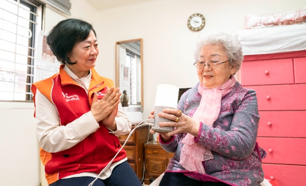 서울 성동구의 한 가정에서 AI 돌봄 서비스를 이용하고 있다. / 제공:SK텔레콤