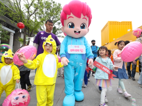 KT 지니 TV 키즈랜드 캐릭터 인형들과 '키즈랜드 캐릭터 퍼레이드' 행사에 참여한 어린이들이  함께 손을 잡고 광화문광장을 행진하고 있다. / 제공:KT