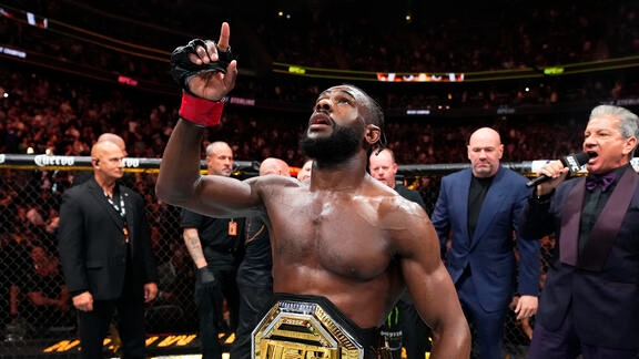 전챔피언 세후도를 꺾고 3차방어에 성공한 스털링(사진=UFC)