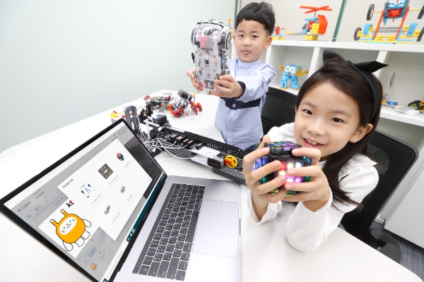 KT AI 코디니를 활용하고 있는 서울 등촌동의 한 러닝센터에서 아이들이 AI 로봇 교구를 이용해 학습하고 있다. / 제공:KT