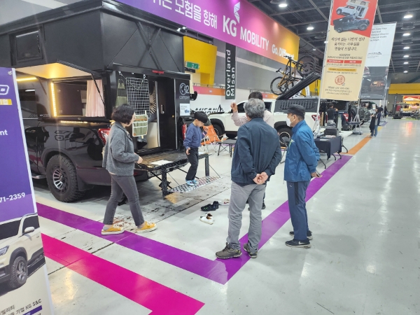 지난 5일(어린이날) 관람객들이 'KG 모빌리티 튜닝 페스티벌' 전시장을 관람하고 있다. / 제공:KG 모빌리티