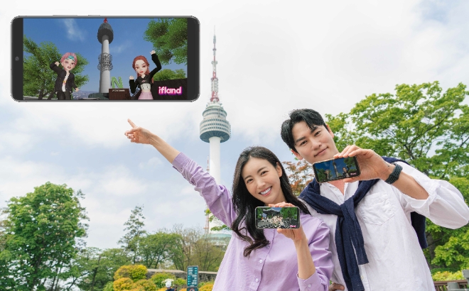 SK텔레콤(SKT)은 메타버스 서비스 이프랜드 내 소통공간인 이프스퀘어를 통해 실사 이미지를 기반으로 제작된 국내외 명소들을 선보인다고 8일 밝혔다. 사진은 SKT 모델들이 실사 기반으로 이프랜드에 구현된 명소를 체험하는 모습. (사진 = SK텔레콤 제공)