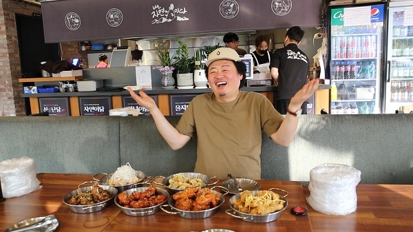 치킨 프랜차이즈 '나는 자연닭이다', 전속모델 윤택과 재계약 체결