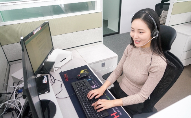 SK텔레콤은 한국생산성본부가 선정하는 2023년 국가고객만족도(NCSI) 조사에서 이동전화서비스 부문 26년 연속 1위를 차지했다고 8일 밝혔다. 사진은 SKT 홍보모델이 고객센터에서 AI를 활용해 고객 문의에 답하는 모습. (사진 = SK텔레콤 제공)