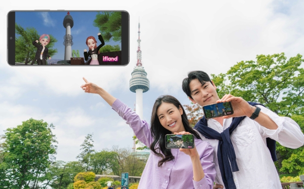 SK텔레콤이 메타버스 서비스인 이프랜드에 LA 할리우드 산, 남산서울타워, 청계천, 강남역, 홍대역 등 국내외 명소 5곳을 실사 이미지 기반으로 구현했다고 8일 밝혔다. 사진은 SKT 모델들이 실사 기반으로 이프랜드에 구현된 명소를 체험하는 모습.