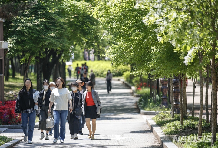 완연한 봄날씨를 보인 1일 오후 서울 영등포구 여의도공원을 찾은 시민들이 즐거운 시간을 보내고 있다.