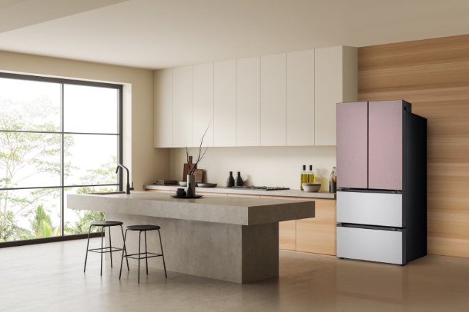 LG전자는 김치 외에도 다양한 식재료를 더욱 신선하게 보관할 수 있는 ‘LG 디오스 김치톡톡’ 김치냉장고 신제품을 오는 11일부터 순차적으로 출시한다고 9일 밝혔다. 사진은  ‘LG 디오스 김치톡톡’ 신제품이 전시된 연출 이미지. (사진 = LG전자 제공)