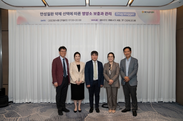 (왼쪽부터) 서울성모신경외과 최세환 원장, 히포크라타의원 김진욱 원장, 참든든내과 황덕원 원장, 제민통합내과정형외과 조문숙 원장, 위비앙병원 이홍찬 원장