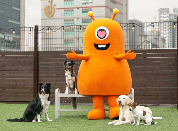 티몬의 대표 캐릭터 ‘티모니’가 반려동물 돌봄 전문 단체 도그어스플래닛에서 보호하는 유기견들과 함께 소셜기부 맞이 기념사진을 촬영하고 있다. / 제공:티몬