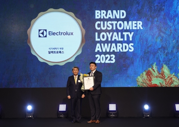 한국소비자포럼 전재호 대표와 일렉트로룩스코리아 홍석호 이사(오른쪽)가 대상 수상 후 기념 사진을 촬영하고 있다. 제공=일렉트로룩스