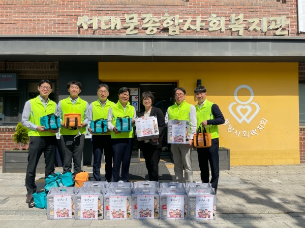 9일 농협은행 리스크관리부문 강신노 부행장(왼쪽에서 4번째)과 직원들이 서대문 관내 어르신들을 위한 「사랑의 도시락 배달」 봉사활동으로 구슬땀을 흘렸다. / 제공:NH농협은행