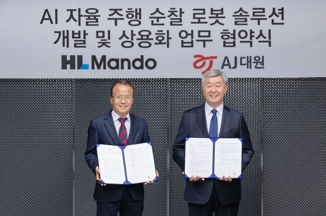 HL만도는 부동산 관리서비스 전문기업 AJ대원과 ‘AI 자율주행 순찰 로봇 상용화’ 양해각서(MOU)를 체결했다고 9일 밝혔다. 사진은 HL만도 최성호 부사장(왼쪽)과 AJ대원 김종성 부사장(오른쪽)이 협약 체결 후 기념촬영을 하고 있는 모습. (사진 = HL만도 제공)