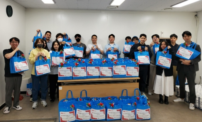 올림플래닛, 가정의 달 맞이 '어르신 생필품 100세트 및 카네이션' 나눔