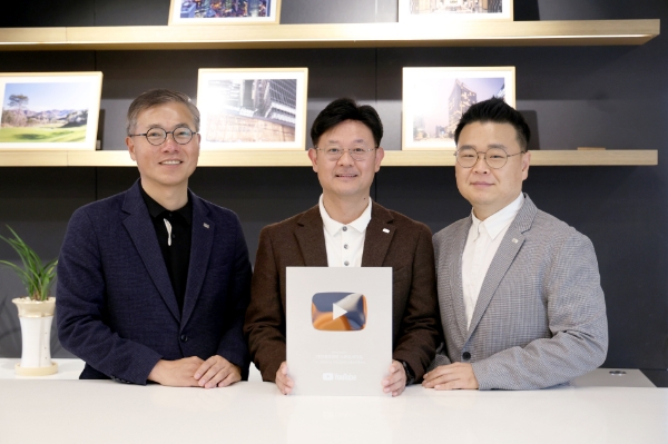 실버버튼 획득을 기념해 촬영한 모습. / 제공:미래에셋생명