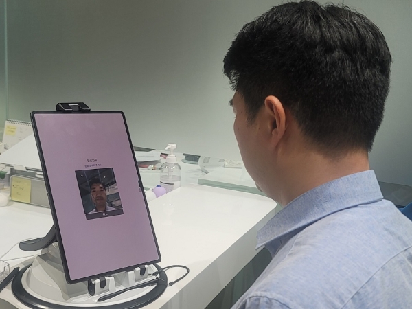 창구얼굴출금 서비스를 받는 모습. / 제공:신한은행