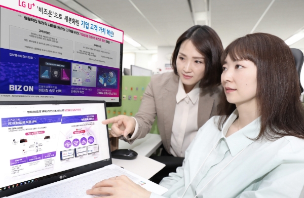LG유플러스는 중견기업 고객의 네트워크 환경에 최적화한 기업용 인터넷 전용회선 '비즈온'을 출시하고 세분화된 서비스를 통해 기업 고객의 가치를 혁신해 나간다고 10일 밝혔다. 사진은 LG유플러스 임직원이 비즈온을 소개하고 있는 모습.