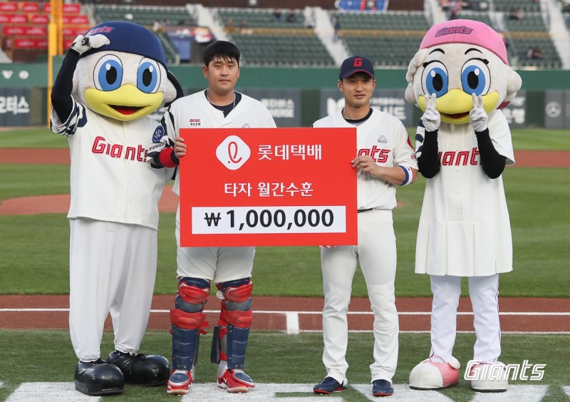 월간 타자 수훈선수 유강남과 안권수