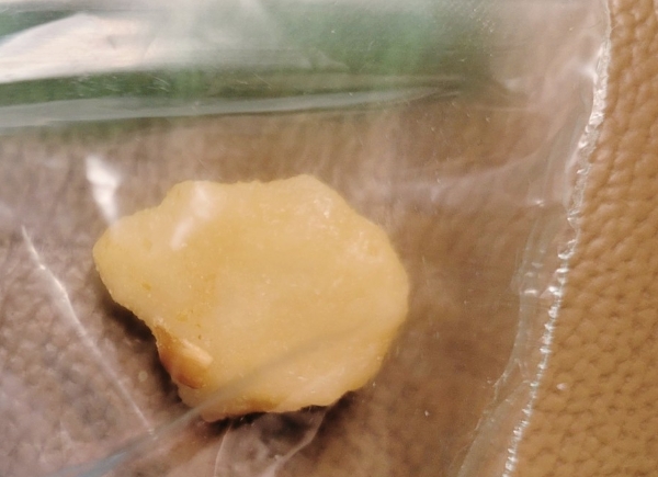 네이버의 한 블로거가 지난 8일 올린 농심 옥수수깡내 이물질 모습. 농심측은 설탕이 뭉친것으로 공정 개선이 필요하다"는 답변을 보내왔다. / 사진 = 네이버블로그 캡처