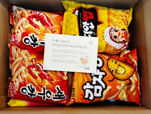 옥수수깡 이물질이 나온후 농심측이 보상차원에서 보내온 문구와 과자 한박스 모습.