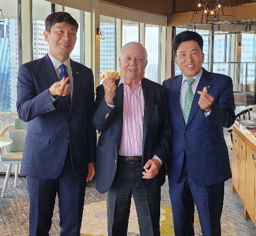 하나금융그룹은 금융감독원과 함께 지난 9일(현지시간) 싱가포르 팬 퍼시픽 호텔에서 개최된'금융권 공동 싱가포르 IR, ‘Invest K-Finance: Singapore IR 2023’' 행사를 마치고 10일 오전(현지시간) 세계적인 투자전문가인 짐 로저스(Jim Rogers)와 조찬 미팅을 가졌다. 조찬 미팅을 마무리하고 함영주 하나금융그룹 회장(사진 오른쪽)이 이복현 금융감독원장(사진 왼쪽), 짐 로저스(사진 가운데)와 기념촬영을 하고 있다.