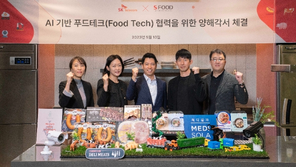 SK텔레콤이 종합식품기업 에쓰푸드홀딩스는 농축산물의 생산·가공·물류·판매 전 과정에 AI 기술을 접목하는 업무협약을 체결하고 식품 밸류체인(Value Chain) 전방위 영역에서 협력을 추진한다고 10일 밝혔다.(사진 왼쪽부터) 이승연 메디쏠라 대표, 김민정 스마트푸드네트웍스 대표, 조성수 에쓰푸드홀딩스 대표 등 에쓰푸드 관련 경영진과 이종민 미래R&D담당, 양승지 Vision R&D 담당을 비롯한 SKT 관계자들이 기념촬영을 하는 모습. / 사진 = SK텔레콤