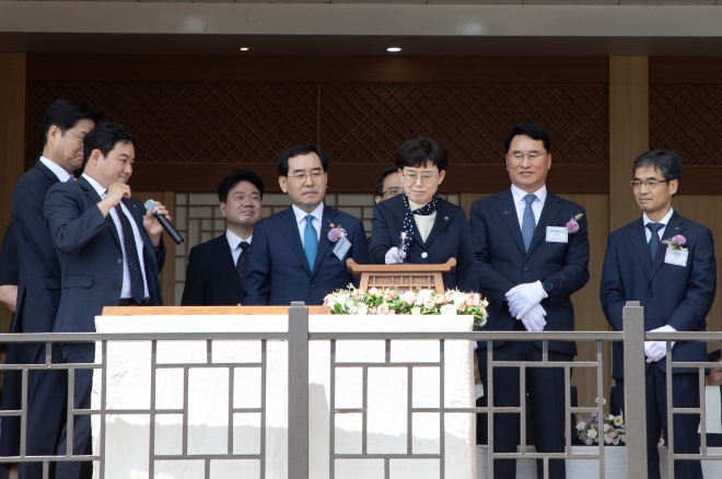 한국가스공사는 10일 현대중공업 울산조선소에서 LNG 벙커링 전용선 ‘BLUE WHALE’에 대한 명명식을 개최했다 오른쪽 세번째 최연혜 가스공사 사장. / 사진 = 한국가스공사 제공