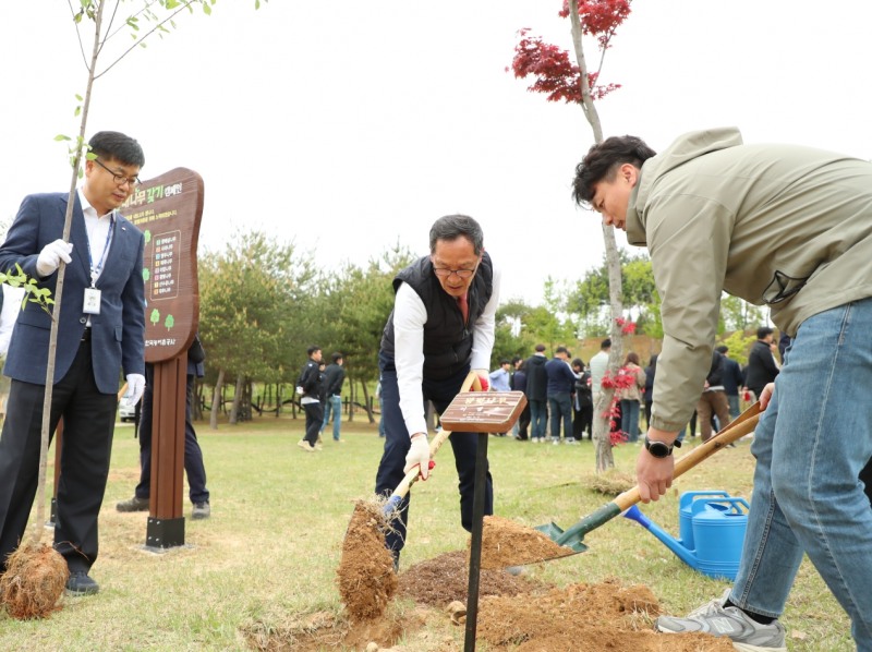 이병호 한국농어촌공사 사장이 밀원수를 식재하는 모습. / 사진 = 한국농어촌공사 제공