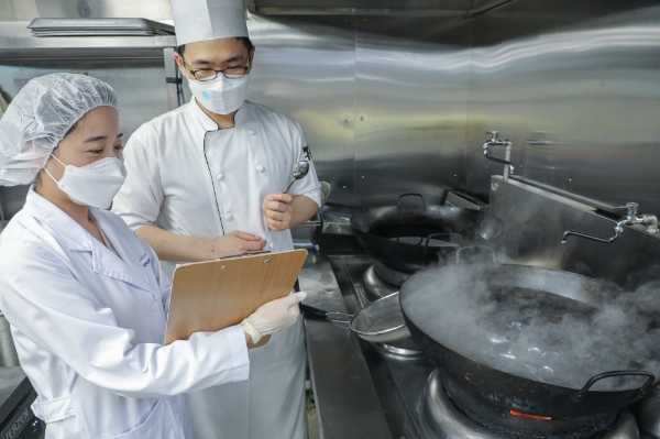 현대백화점그룹 계열 종합식품기업 현대그린푸드 직원이 '하절기 식품위생 특별관리 제도' 시행에 따라 단체급식 식품위생관리를 하고 있는 모습. / 제공:현대백화점그룹