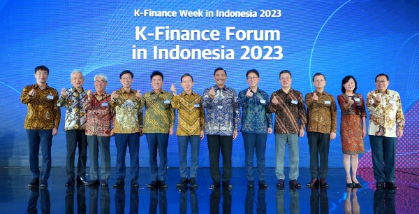 11일 인도네시아 자카르타 세인트 레지스 호텔에서 열린 'K파이낸스 위크 인 인도네시아 2023' 행사에서 참석자들이 기념 촬영하고 있다. 왼쪽부터 이복현 금융감독원장, 이상덕 주인도네시아 한국대사, 김기환 KB손해보험 사장, 홍원학 삼성화재 대표, 함영주 하나금융그룹 회장, 최현만 미래에셋증권 회장, 루흣 빈사르 빤자이딴 인도네시아 해양투자조정장관, 이재근 KB국민은행장, 정일문 한국투자증권 대표, 여승주 한화생명 대표, 필리아닝시 헨다르타 인도네시아 중앙은행 부총재, 간디 술리스티얀토 수헤르만 주한 인도네시아 대사. / 제공:KB금융그룹