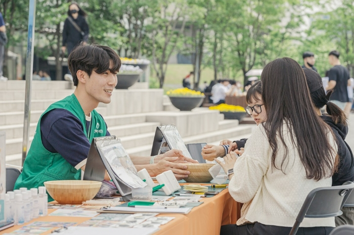 연세대학교 신촌캠퍼스에서 진행된 라이팅칠드런 캠페인 현장 (사진제공 = 밀알복지재단)